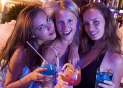 3 girls having fun on a guided bar tour in Hamburg